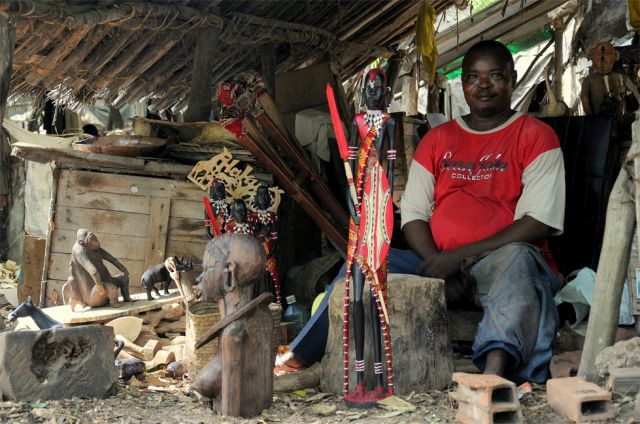 Zdjęcia: wood makers' village, Mombasa, proud of my work, KENIA Zdjęcia: wood makers' village, Mombasa, proud of my work, KENIA