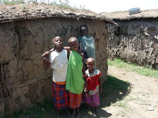 Zdjęcia: gdzieś w okolicy parku narodowego, Masai Mara, Dzieci w masajskiej wiosce, KENIA Zdjęcia: gdzieś w okolicy parku narodowego, Masai Mara, Dzieci w masajskiej wiosce, KENIA