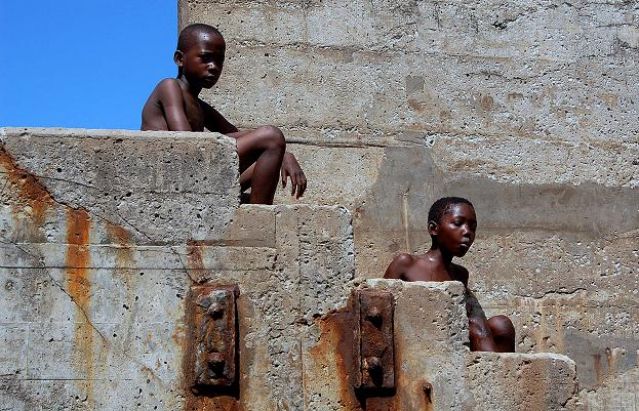 Zdjęcia: Mombasa, na schodach, KENIA Zdjęcia: Mombasa, na schodach, KENIA