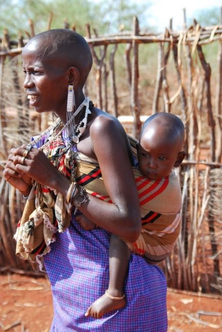 Zdjęcia: Wioska Masajów, Pomiędzy Nairobi, a Mombasą, Mama Masai, KENIA Zdjęcia: Wioska Masajów, Pomiędzy Nairobi, a Mombasą, Mama Masai, KENIA