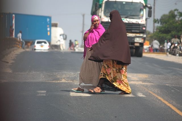 Zdjęcia: Mombasa, południowa Kenia, pasjonująca rozmowa..., KENIA Zdjęcia: Mombasa, południowa Kenia, pasjonująca rozmowa..., KENIA