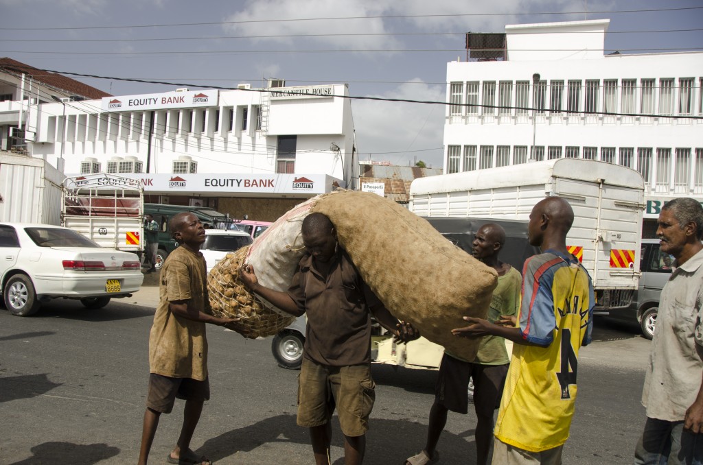 Zdjęcia: targ warzywny, Mombasa, 200 kg ziemniaków, KENIA Zdjęcia: targ warzywny, Mombasa, 200 kg ziemniaków, KENIA