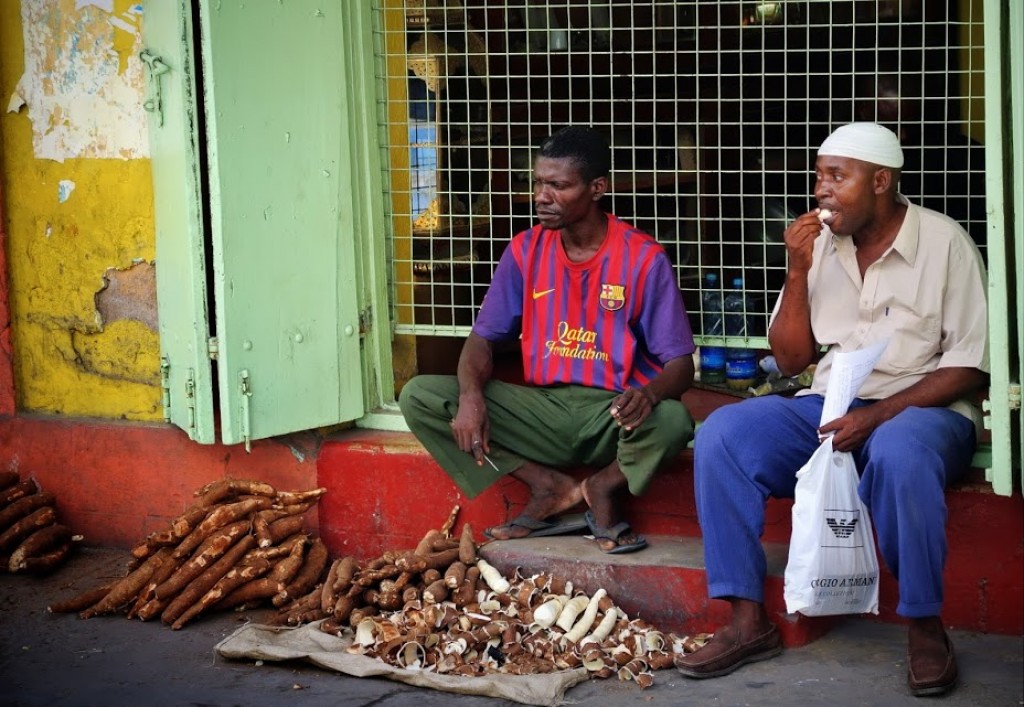 Zdjęcia: Mombasa, Sprzedawcy manioku, KENIA Zdjęcia: Mombasa, Sprzedawcy manioku, KENIA