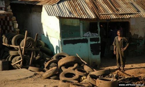 Zdjęcie KENIA / Zachodnia Kenia / Mombasa / Wulkanizacja po kenijsku, Mombasa