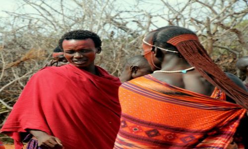 Zdjcie KENIA / Tsavo East / Masai village  / wytloczone okregi oznaczaja plemienna przynaleznosc 