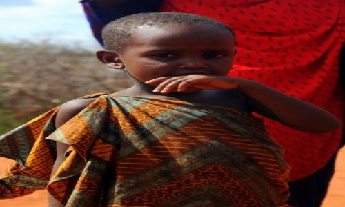 Zdjcie KENIA / Tsavo East / Masai village / dzieci wszedzie wzruszaja 