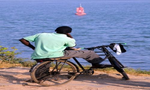 Zdjęcie KENIA / Mombassa  / port  / thinking of. . .