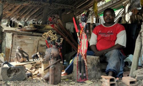 Zdjecie KENIA / Mombasa / wood makers' village / proud of my work