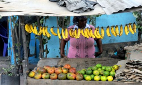Zdjecie KENIA / Mombasa / city  / eat banana