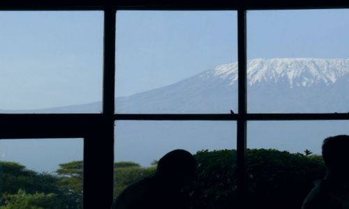 Zdjecie KENIA / Afryka Wschodnia / Amboseli / widok z okna hotelowej restauracji
