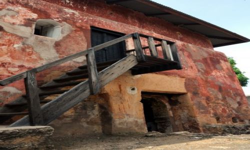 Zdjęcie KENIA / Mombasa / Fort Jesus  / schodami do wrót