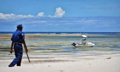 Zdjcie KENIA / - / plaza Diani / Strzezony raj dla turystow