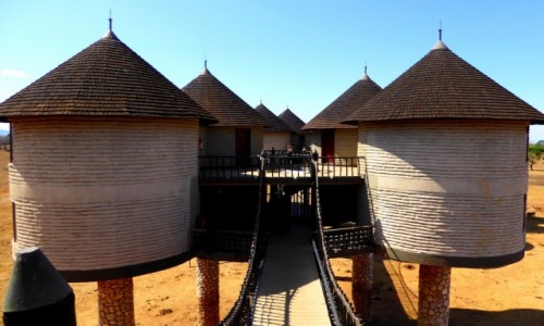 Zdjęcie KENIA / Kenia Wschodnia / Tsavo East / Hotel na kurzej nóżce