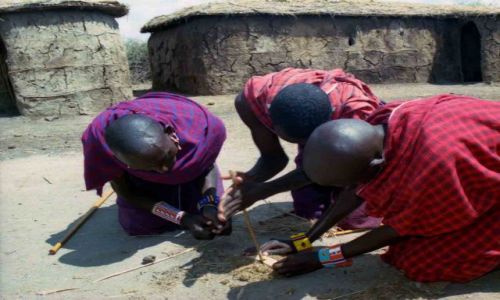Zdjęcie KENIA / Amboseli National Park / Amboseli National Park / chłopcy z zapałkami