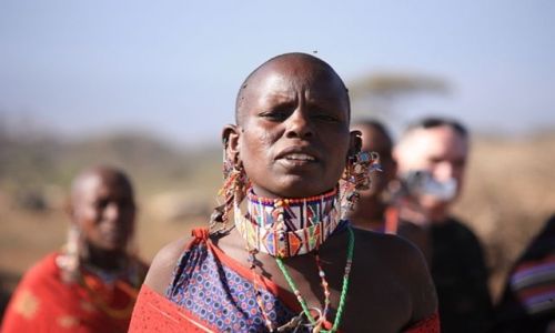 Zdjcie KENIA / Park Narodowy Amboseli / wioska masajska / wokalistka masajskiego zespolu