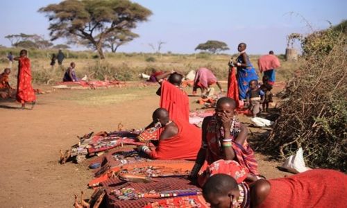 Zdjecie KENIA / Park Narodowy Amboseli / wioska masajska / masajski sklepik zorganizowany w cigu 5 minut