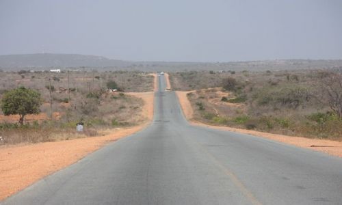 Zdjecie KENIA / Mombasa / Mombasa / jedyna droga czca Mombas z Nairobi.