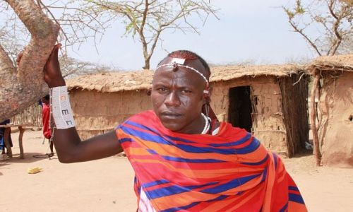 Zdjecie KENIA / tsavo / wioska / african man
