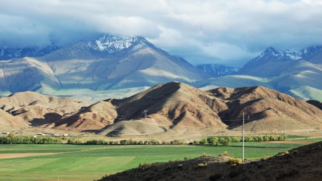 Zdj cia: po poudniowej tronie  jeziora Issyk Kul, obwd issykkulski, Barwy Kirgizji, KIRGIZJA