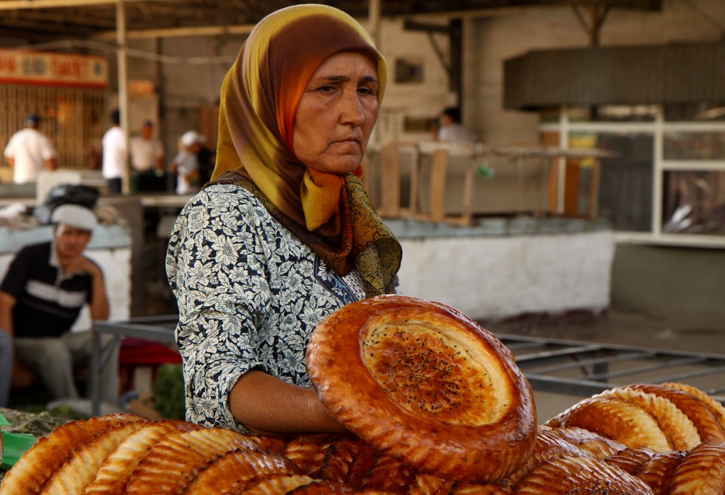 Zdjęcia: bazar, Okolice Osz, Lepioszka - podstawa pożywienia :), KIRGIZJA Zdjęcia: bazar, Okolice Osz, Lepioszka - podstawa pożywienia :), KIRGIZJA