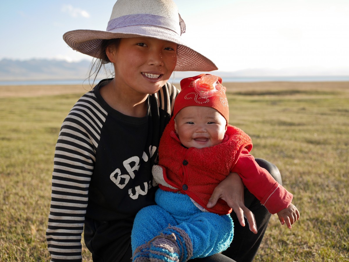 Zdjęcia: Song Kul, obwód naryński, młode nomadki, KIRGIZJA Zdjęcia: Song Kul, obwód naryński, młode nomadki, KIRGIZJA