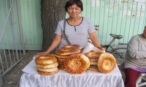 Zdjecie KIRGIZJA / Kirgizja / Bisztek / Sprzedawczyni lepioszkw