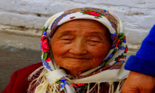 Zdjęcie KIRGIZJA / Okolice Narynia / Okolice Narynia / Staruszka