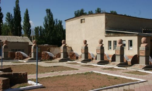 Zdj�cie KIRGIZJA / Okolice  Dalon pass / Okolice  Dalon pass / Jak na  wyspach  wielkanocnych 