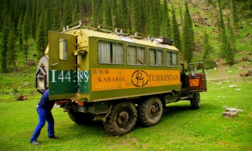 Zdj�cie KIRGIZJA / Barskoom / Barskoom / Autobus wyprawowy ,pali 100 na100