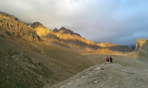 Zdjecie KIRGIZJA / - / Park Narodowy Ala-archa - rejon bazy alpinistw / Ala-archa - ostatni promie wiata przed zmierzchem 