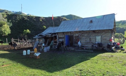 KIRGIZJA / - / z Karkary w kierunku Issyk Kul / Skromny ale bardzo gocinny domek