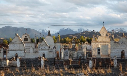 KIRGIZJA / obwd issykkulski / po poudniowej tronie  jeziora Issyk Kul / Kirgijski cmentarz