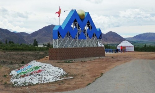 KIRGIZJA / obwd issykkulski / po poudniowej tronie  jeziora Issyk Kul / Lokal niestety nieczynny