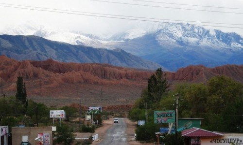 KIRGIZJA / obwd issykkulski / po poudniowej tronie  jeziora Issyk Kul / Kolorowa Kirgizja o zmiennym klimacie