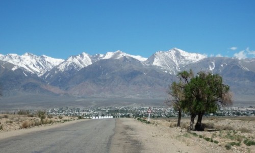 KIRGIZJA / obwd issykkulski / po zachodniej stronie  jeziora Issyk Kul / Wjazd do Baykczy