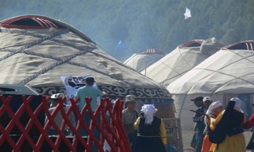 Zdjcie KIRGIZJA / Issyk Kul / Kyrczyn / Jurty