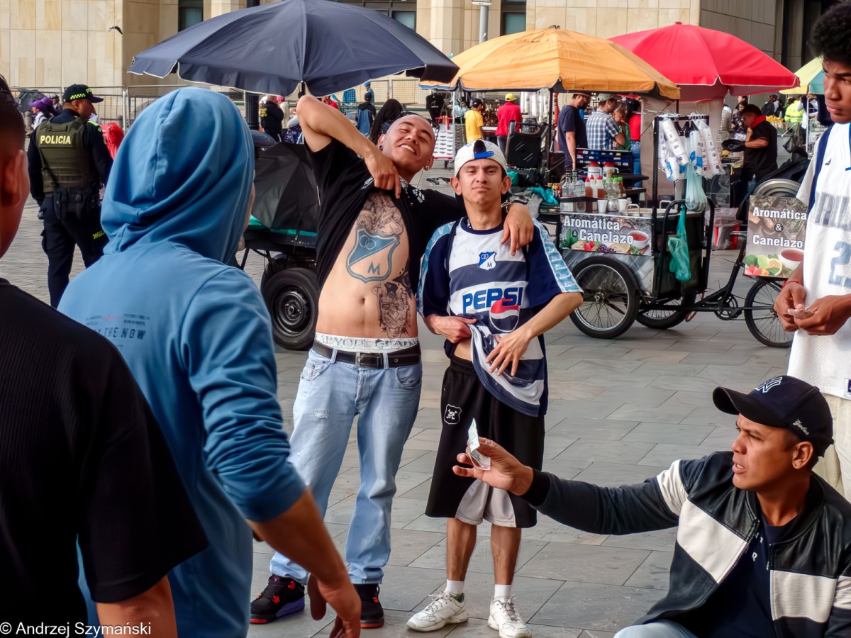 Zdjęcia: Plac przed Bazyliką, Bogota, Dumni, KOLUMBIA Zdjęcia: Plac przed Bazyliką, Bogota, Dumni, KOLUMBIA