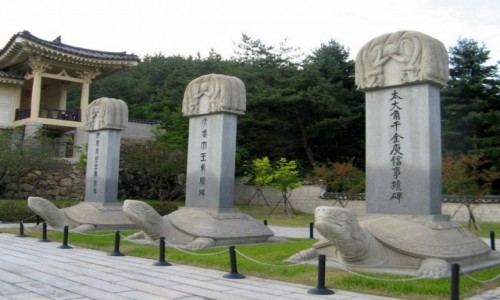 Zdjęcie KOREA POŁUDNIOWA / Gyeongju / Namsan / Kamienne stele w Tongiljeon (Pałac Zjednoczenia) u podnóżagóry Namsan