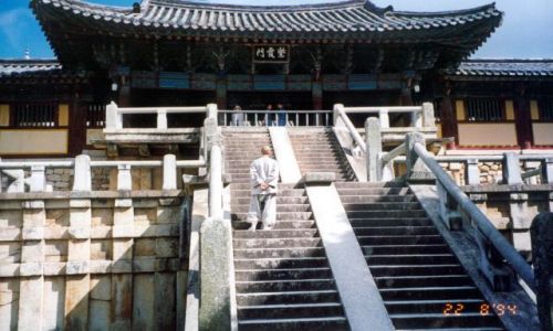 KOREA POUDNIOWA / brak / Poblie miasta Suwon / Mnich buddyjski przed wityni