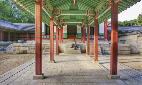 Zdjecie KOREA POUDNIOWA / Seul / Changdeokgung Palace / ...na schodkach