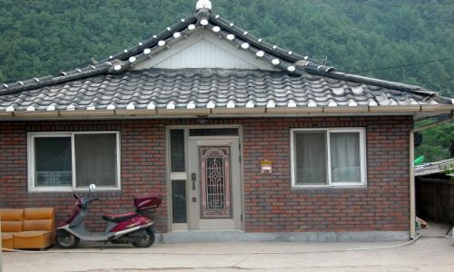 Zdjęcie KOREA POŁUDNIOWA / TEBEK nazwa spolszczona przezemnie / domek przy drodze / zbytek 5