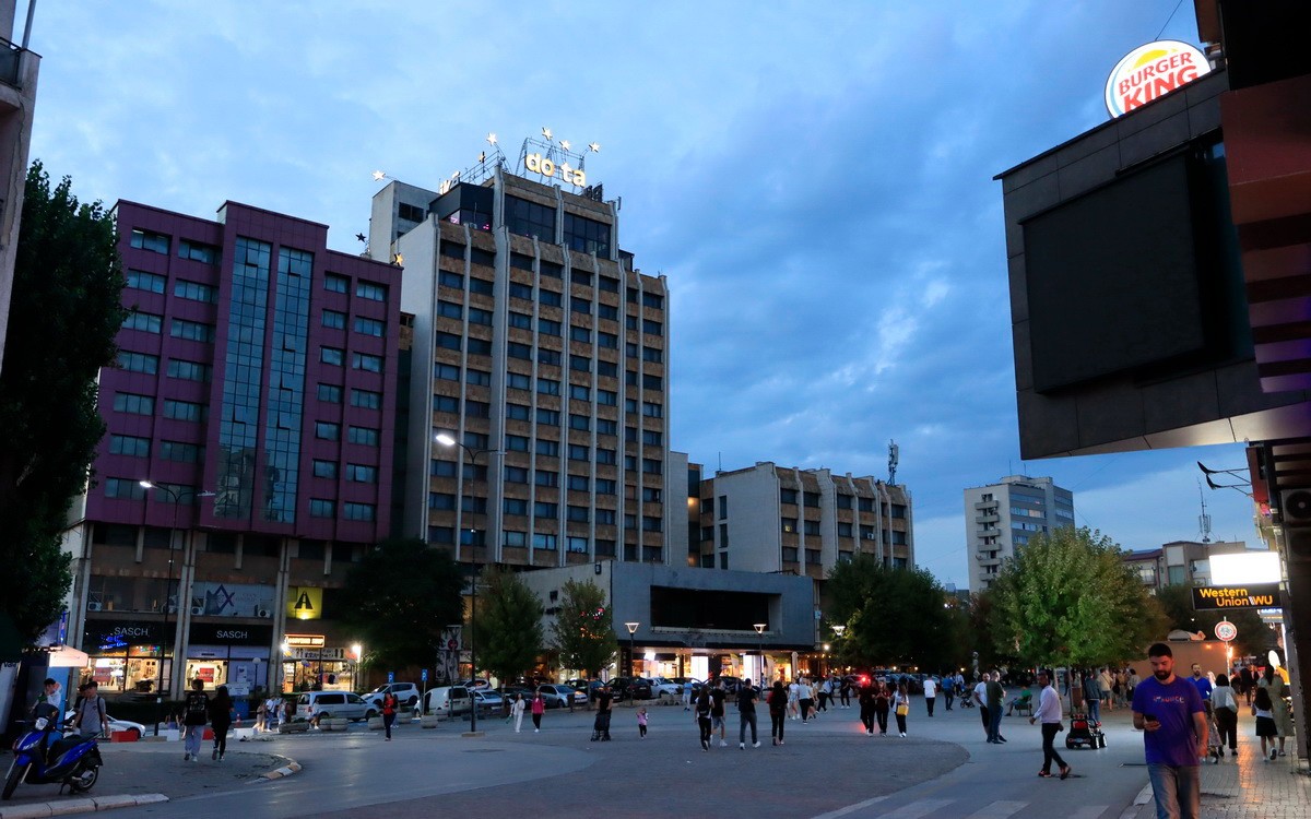 Zdjęcia: Prisztina, Śródmieście Prisztiny wieczorem, KOSOWO Zdjęcia: Prisztina, Śródmieście Prisztiny wieczorem, KOSOWO