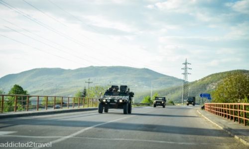 Zdjecie KOSOWO / Mitrovica / okolice Mitrovicy / Opancerzone pojazdy miltarne przemierzaj ulice Kosowa