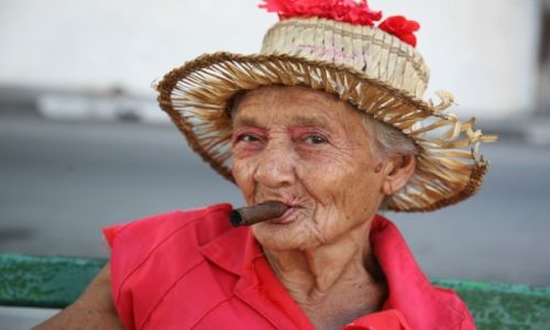 Zdjecie KUBA / Santiago de Cuba / Park w Santiago / Dama w kapeluszu i z cygarem
