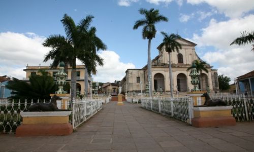 Zdjecie KUBA / Sancti Spiritus / Trynidad de Cuba / Plaza Mayor, widok na katedr