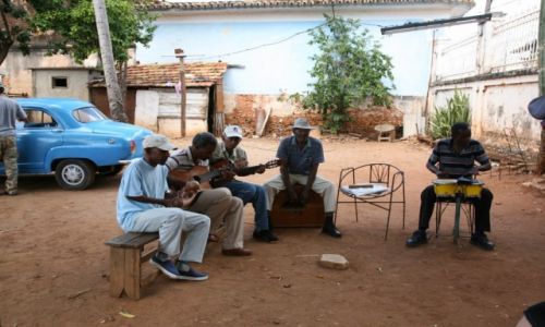 Zdjecie KUBA / Sancti Spiritus / Trynidad de Cuba / Gorce kubaskie rytmy na jednym z miejskich podwrek