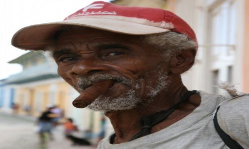 Zdjecie KUBA / Sancti Spiritus / Trynidad de Cuba / Czowiek z cygarem