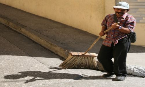 Zdjecie KUBA / Santiago de Cuba / Park Cespedes / Wesoy zamiatacz