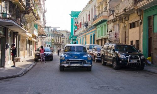Zdjęcie KUBA / Havana / Centro / Stare i nowym powiewa