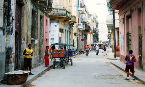 Zdjcie KUBA / La Habana  / Hawana Vieja / ycie ulicy